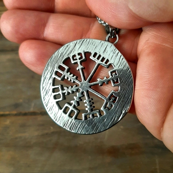 Viking Norse Rune Vegvisir Compass Pendant Necklace - Picture 3 of 3